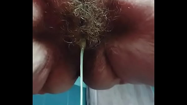 Babcia z owłosioną cipą sikająca