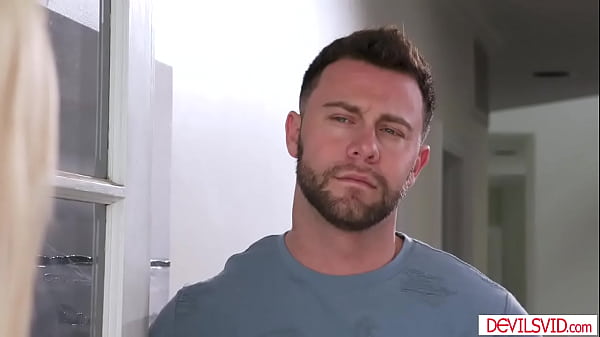 Blond lesbijka pieprzy się z dawcą spermy