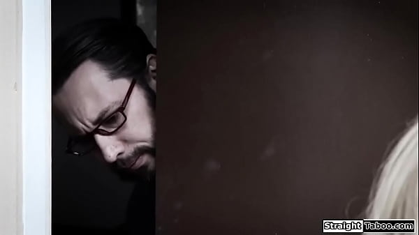 Blondynka zerżnięta przez właściciela, aby zapłacić za studia