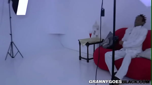 Dojrzała panna młoda daje głowę i ujeżdża czarnego kutasa