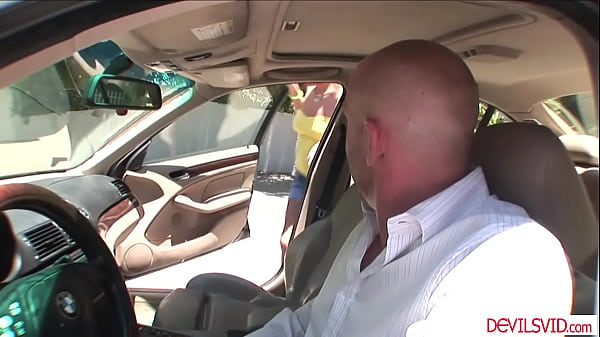 Facet aportujący, a następnie dupczący nastoletnią pasierbicę dziewczyny