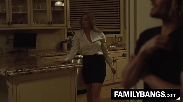 FamilyBangs.com ⭐ Prześladowca przestraszył swoją przybraną matkę w środku nocy, Tyler Nixon, Kayley Gunner
