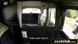 Głupia brytyjska blondynka nakłoniona do perwersyjnego seksu przez starszego taksówkarza