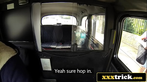 Głupia brytyjska blondynka nakłoniona do perwersyjnego seksu przez starszego taksówkarza