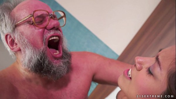 Gorąca młoda laska kocha starego kutasa