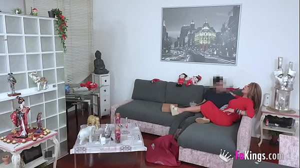 Kolumbijska mami z dużymi cyckami uwodzi i rozdziewicza swoją 18-letnią sąsiadkę!