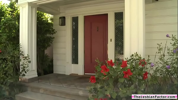 Lesbijska milf rucha swoją blond nastoletnią pracownicę z paskiem