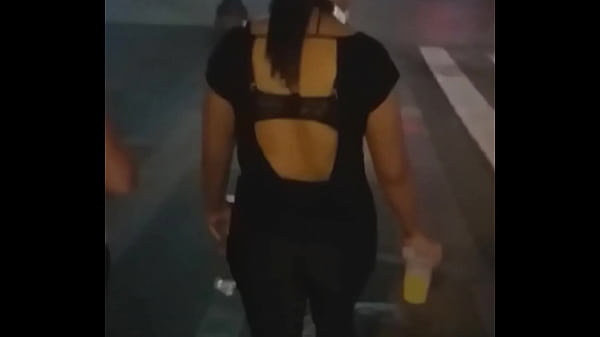 Mężatka zabierająca kochanka do domu, podczas gdy rogacz grał sambę, którą zdradzała w pokoju gościnnym, aby teściowa nie słyszała pełnego pravicyyy MUNDODOCORNO