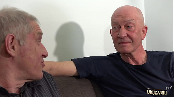 Młoda i drobna 19-latka podwójnie penetrowana przez stare kutasy