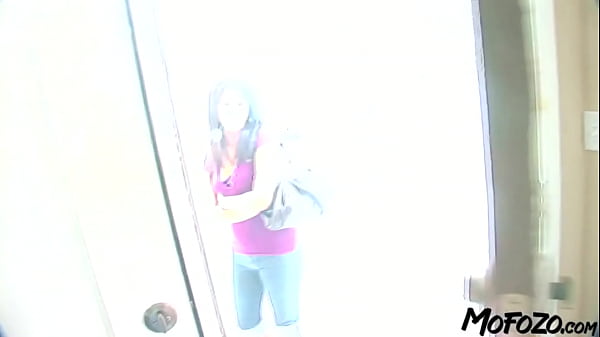 MOFOZO.com – Cycata brunetka głaszcze kutasa