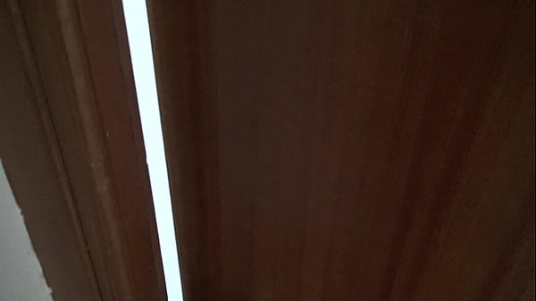 Nastoletni chłopiec jest zaniepokojony, gdy widzi, jak jego francuska macocha się masturbuje