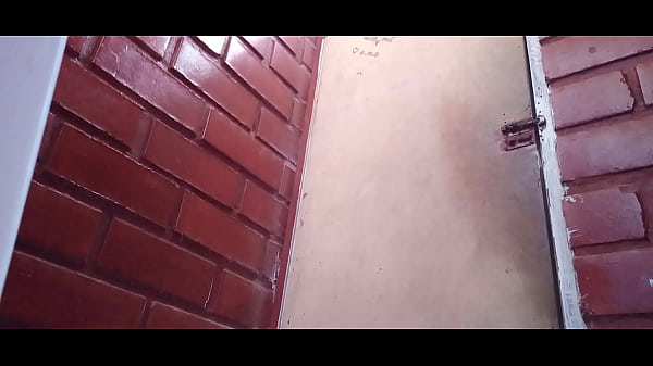 PIĘKNA BOGINI MILF TAŃCZY DO MUZYKI W PUBLICZNYCH TOALETACH