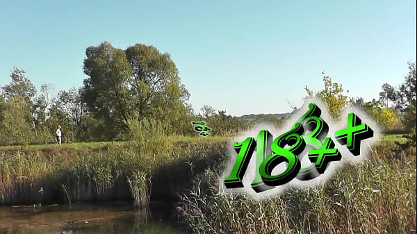 Plaża nudystów. Publiczna nagość. Nagie w miejscach publicznych. Przypadkowy facet ogląda nagą seksowną blondynkę MILF Frina rozebraną i opalającą się na brzegu jeziora bez majtek i stanika. Duże naturalne cycki Milf. Ass Milf. Tyłek Milf. Na zewnątrz. Na zewnątrz. Nudyści. Naturyści. Doggystyle