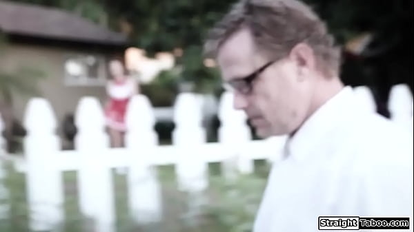 Puszczalska cheerleaderka uwodzi swojego sąsiada