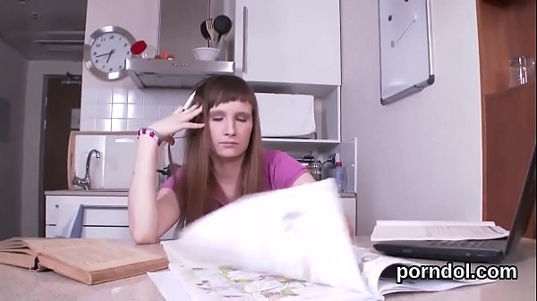 Śliczna studentka jest drażniona i rżnięta przez starszego instruktora