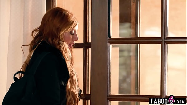 Striptizerka MILF Lauren Phillips obnażona przez swoich dwóch podejrzanych pasierbów