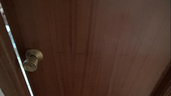 Widziałem moją macochę masturbującą się i zaryzykowałem wyjęcie mojego wielkiego kutasa !!!