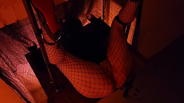 Zagubiona dziewczyna budzi się na stole hodowlanym – squirt i creampie