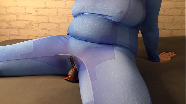 Żona z dużymi cyckami w kostiumie lews cosplay zaczęła masturbować własną cipkę ogromnym dildo