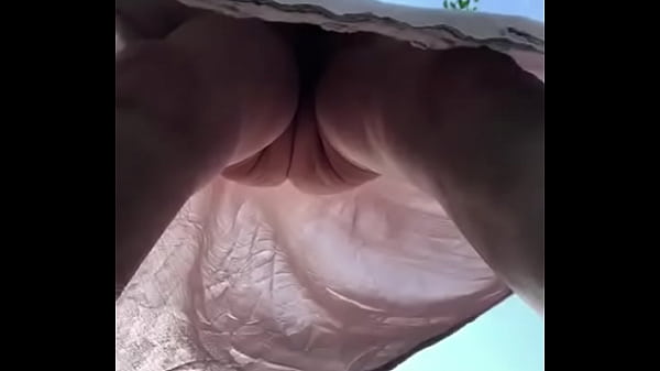 Babcia owłosiona cipa pod sukienką