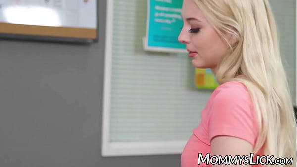 Becky Bandini i pasierbica liżą cipkę nauczycielki za oceny