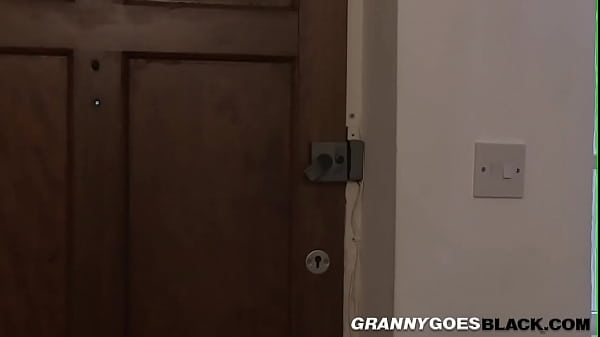 Cycata babka daje głowę dużemu czarnemu kutasowi