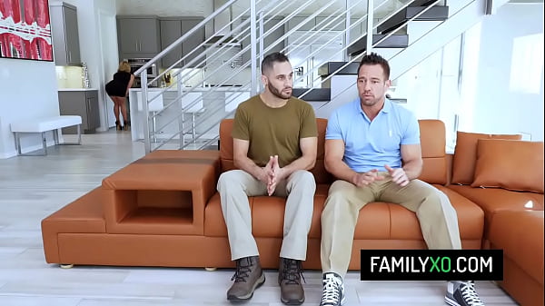 Cycata macocha Phoenix Marie pieprzy się z pasierbem i jego kolegą z wojska na Święto Dziękczynienia