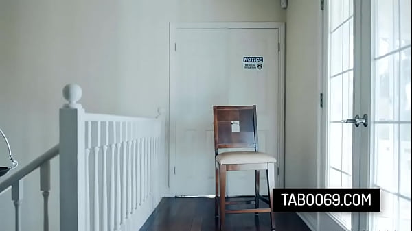 Czarna zdradzająca żona Scarlit Scandal pieprzy się z dostawcą podczas pandemii