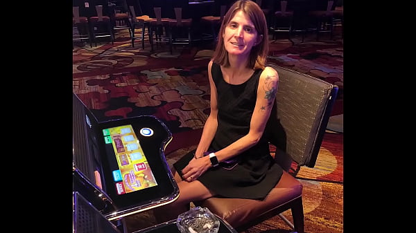 Domowe wideo z chudą babcią pokazującą swoją owłosioną cipkę