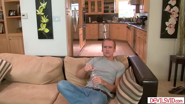 Facet potajemnie pieprzy swoją azjatycką macochę z dużymi cyckami