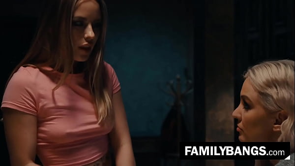 FamilyBangs.com ⭐ Mała niegrzeczna pasierbica kusi swoją macochę prawniczkę lesbijkę, Anna Claire Clouds, Kenzie Taylor