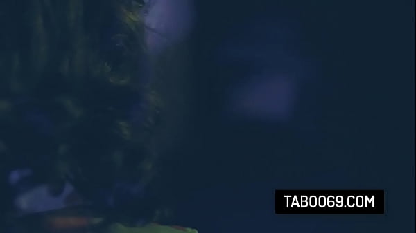 Gorąca gospodyni domowa Casey Calvert dzieli się kutasem swojego męża ze swoją najlepszą przyjaciółką Whitney Wright