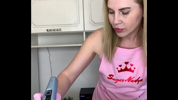 Gorąca laska depiluje twardego kutasa