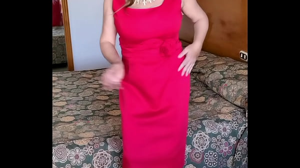 Gorąca milf MariaOld w czerwonych pończochach i butach na wysokich obcasach drażni ogromnymi cyckami, ogoloną cipką i tyłkiem