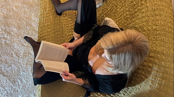 Hot Blonde New Petite Wife daje niesamowicie seksowną i drażniącą ręczną robotę w koszuli nocnej z czarnymi pończochami w domu, aby wziąć jak najwięcej precum z dużego kutasa, grając w kulki