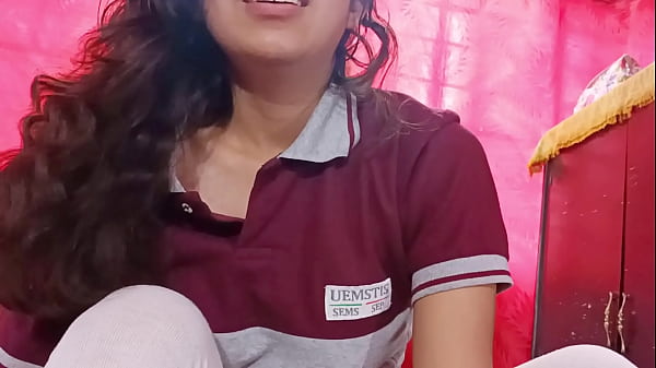 Jej matka rozmawia z nią, podczas gdy ona ssie mnie naprawdę dobrze! Meksykańska laska pieprzy się po szkole w szkolnym mundurku. Domowy seks