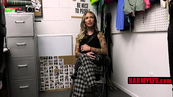 Kradzież sklepowa MILF jest zdesperowana, a gliniarz nieuważny