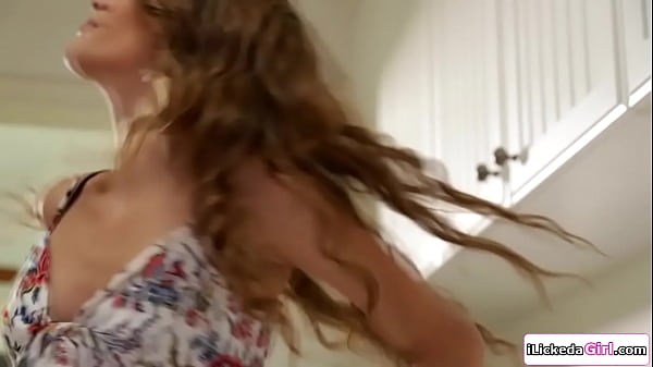 Lesbijska macocha dominująca i liżąca cipkę nastoletniej pasierbicy