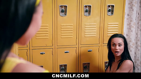 Macocha i pasierbica zatrudniają darmowego trenera jogi, aby odzyskać formę – Cncmilf