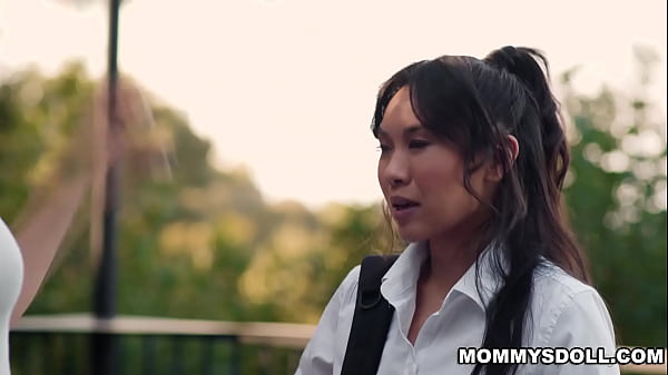 Macocha Kendra James przez cały dzień trzymała się na uboczu z powodu szkolnego mundurka swojej pasierbicy Kimmy Kimms.