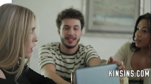 Macocha pomaga pasierbowi w karierze porno, pomagając mu nagrywać sprośne treści