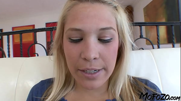 MOFOZO.com – Blondynka amatorka z Kalifornii ssie kutasa na kamerze