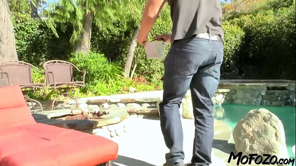 MOFOZO.com – Niesamowita brunetka jest ruchana przez przerażającego pracownika basenu
