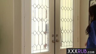 Napalony MILF z dużymi cyckami Brandy Aniston robi loda zboczonemu turyście z dużym kutasem