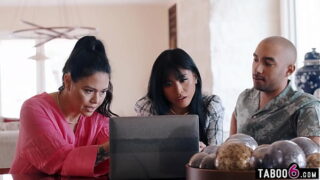 Narzeczony zerżnął ich gorącą azjatycką planistkę ślubną MILF Ember Snow