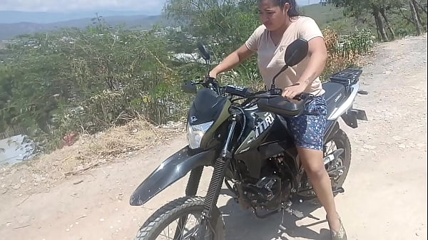 Nie udaje mu się jeździć na rowerze, ale nie udaje mu się wyciągnąć mojego kutasa ze spodni mojego sąsiada (｡)!