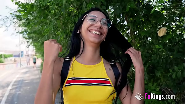 Niegrzeczna 19-letnia Sole Vargas staje się BEZCZELNĄ BESTIĄ! Seks generacji Z