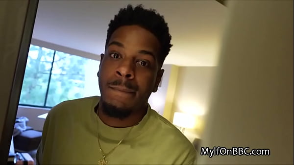 Niespodzianka dla czworonogów BBC z gorącymi blondynkami w pokoju hotelowym