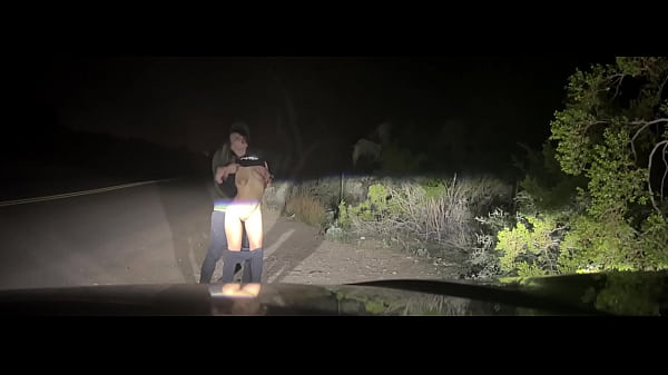 Ostry seks w miejscu publicznym! Walenie jej cipki na poboczu drogi