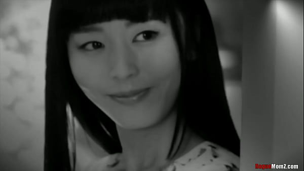 Para dzieli się cukrem, podczas gdy nastolatek się buja